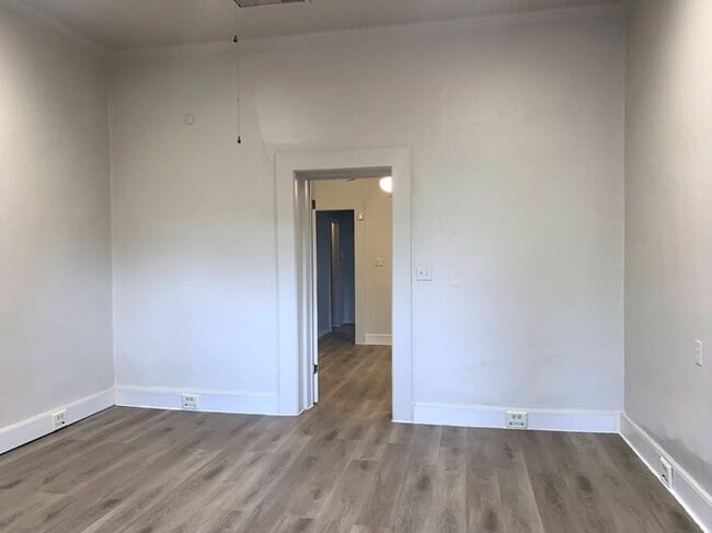Building Photo - Downtown 1 Bedroom 1 Bath Bungalow