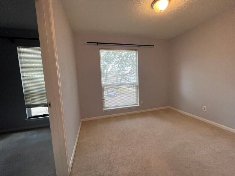 Building Photo - 15714 Mill Point Dr