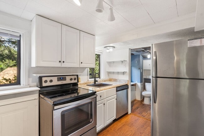 Building Photo - 135 S Path