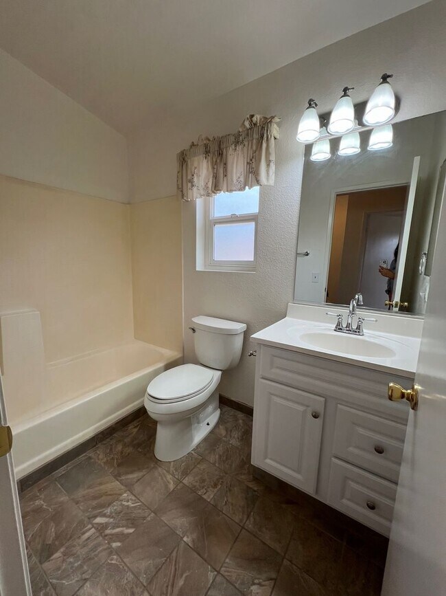 Building Photo - **Beautiful Lake Elsinore 3 Bdrm 2.5 Baths...