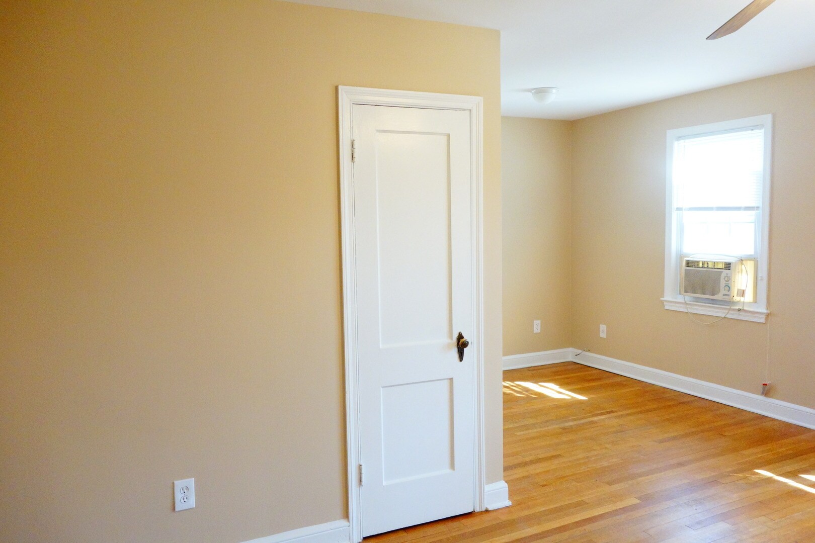 Building Photo - Beautifully Updated Apartments in a Quiet Garden-Style Building