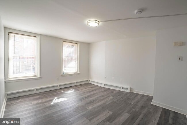 Building Photo - 122-122 Perry St