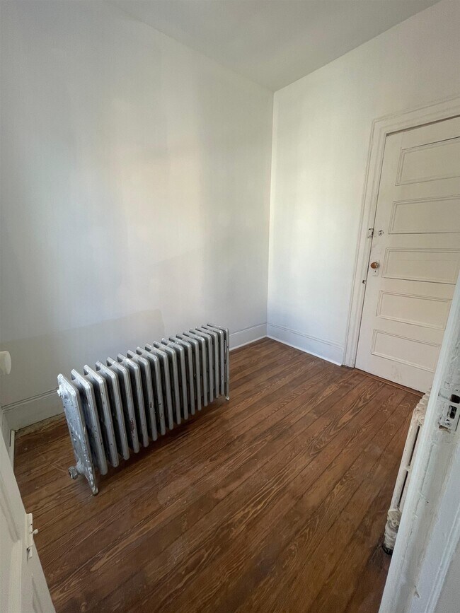 Building Photo - 27 48th St