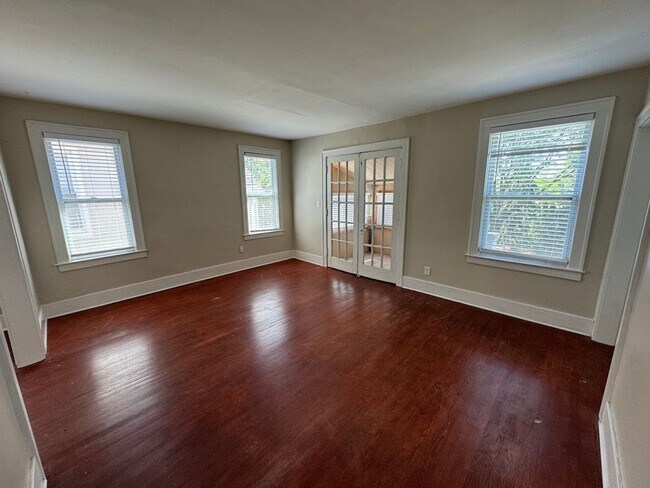 Building Photo - D035 - E Chesterfield 143