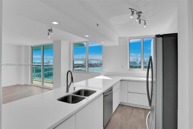 Building Photo - 650 West Ave