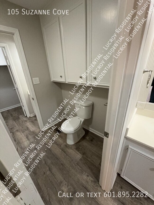 Building Photo - Updated 4-Bedroom Duplex with Fireplace in...