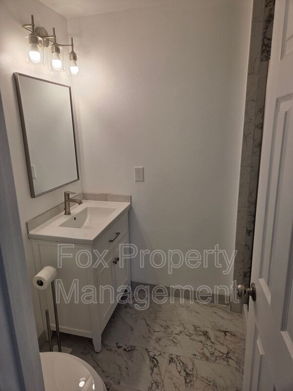 Building Photo - 710 W Cleveland Cir