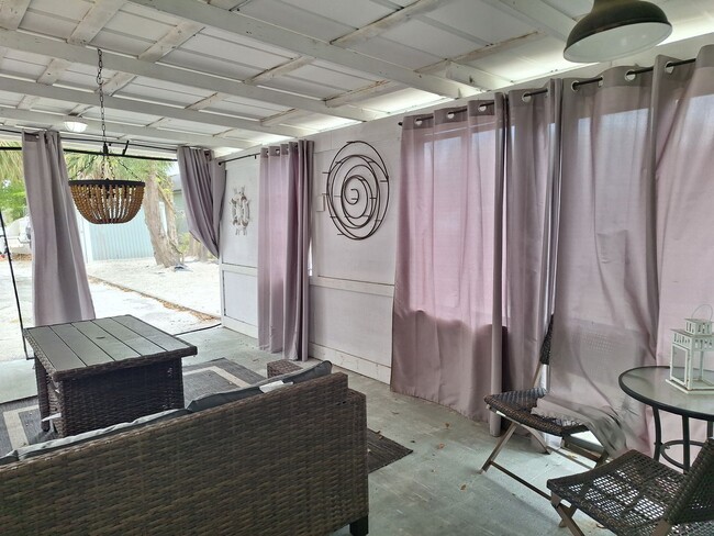 Building Photo - 1BR 1BA - NSB