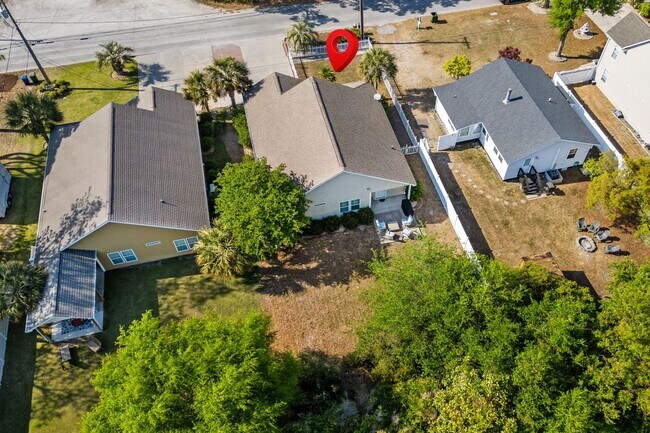 Building Photo - Coastal Living at its Best: Charming 3-Bedroom Near the Beach