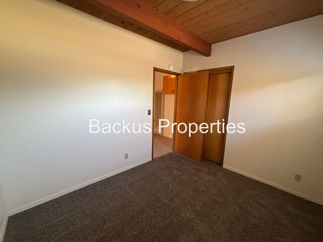 Building Photo - Great three bedroom unit in Monterey