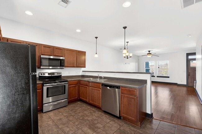 Building Photo - Great Location!