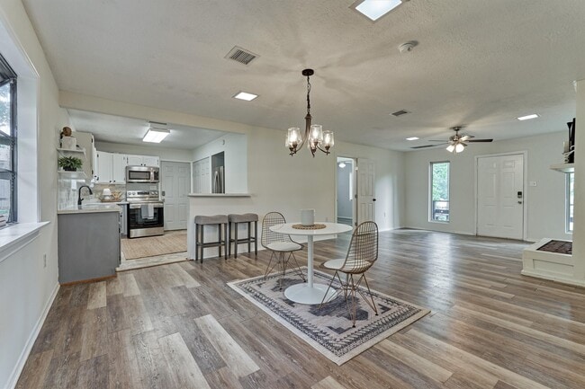 Building Photo - 903 Commanche Rd