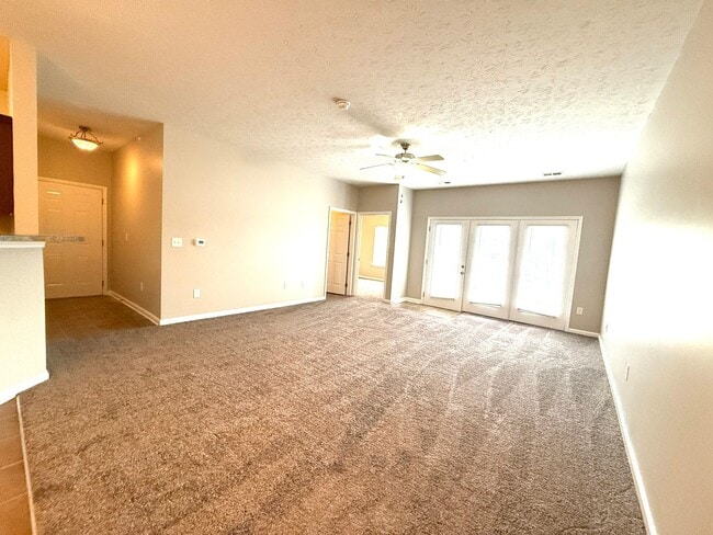 Building Photo - 9400 Clubview Dr