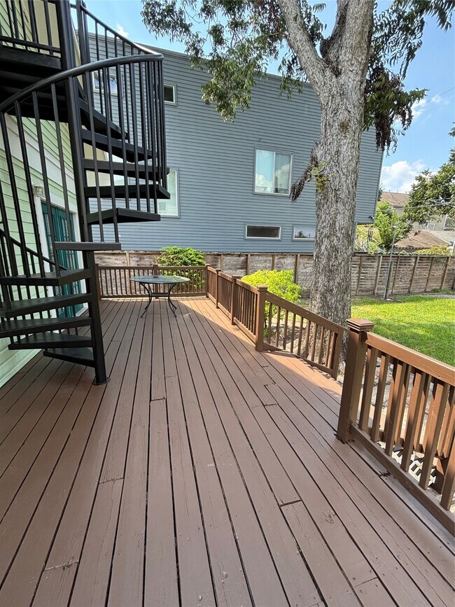 Building Photo - 841 E 23rd St