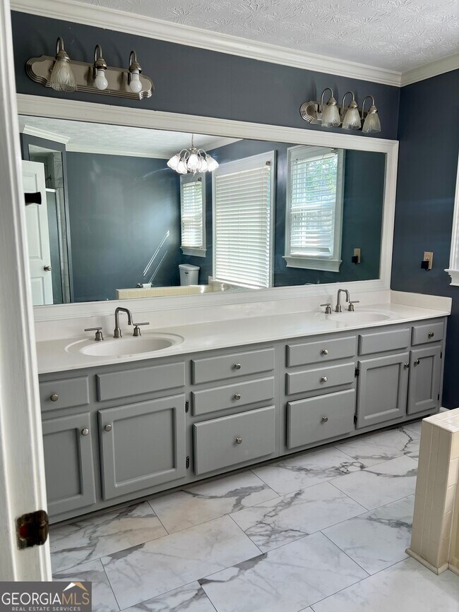 Building Photo - 2361 Ciji Cir