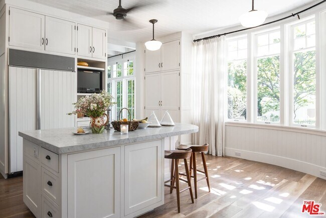 Building Photo - 6763 Zumirez Dr