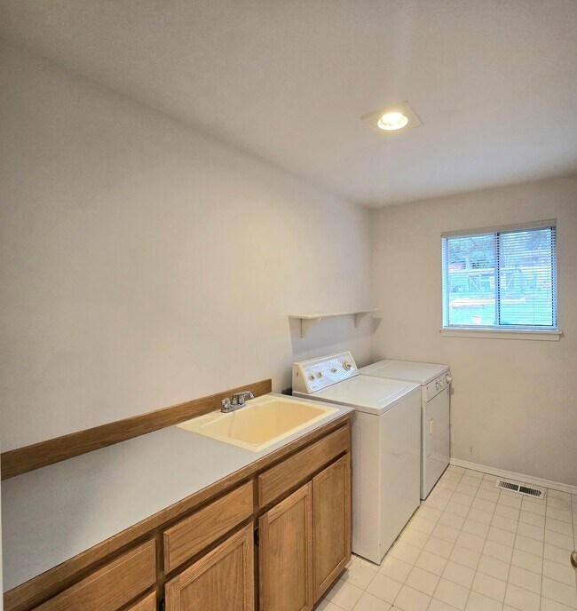 Building Photo - 3 Bedroom 2.5 Bath in Marysville