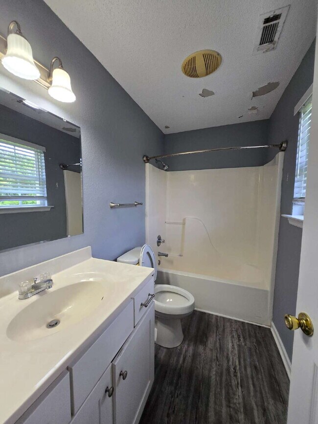 Building Photo - Fenced in 4 Bed /2 Bath House in Ringgold