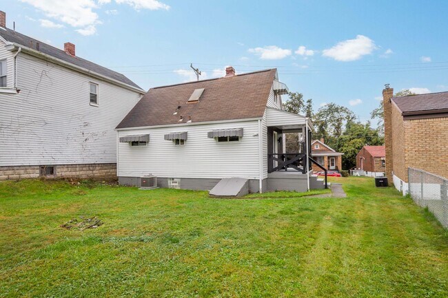 Building Photo - Beautiful 3 bedroom home in Munhall available November 1!