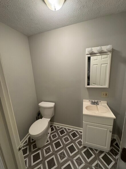 Building Photo - 4123 Regentview St NE