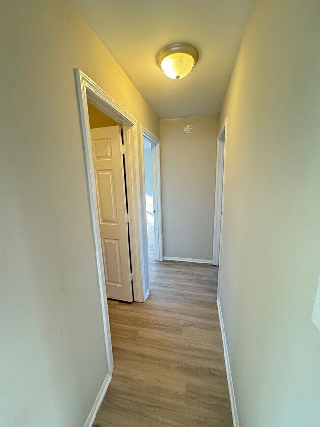 Building Photo - 1st-Floor 2 Bedroom Apartment – Briarcliff...