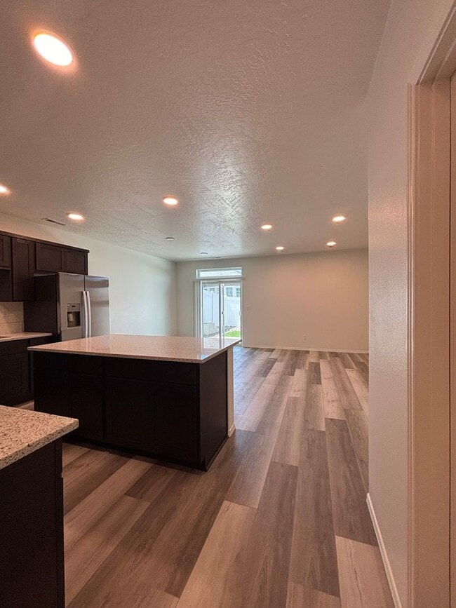 Building Photo - 3bd 2.5ba Townhome - Ready for Move-In