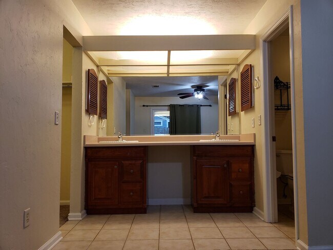 Building Photo - 2 Bedroom for rent January 2026 in NE Tall...