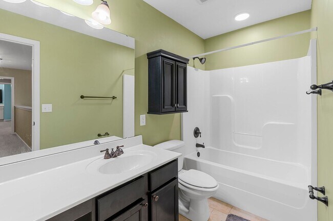 Building Photo - Stunning Former Display Home on a Quiet Cu...