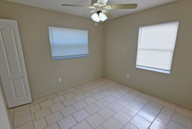 Building Photo - 2/1 Home in suberb location, pet friendly!