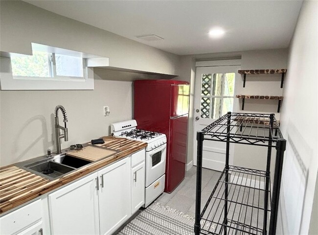 Building Photo - 1187 Lynmoor Dr NE