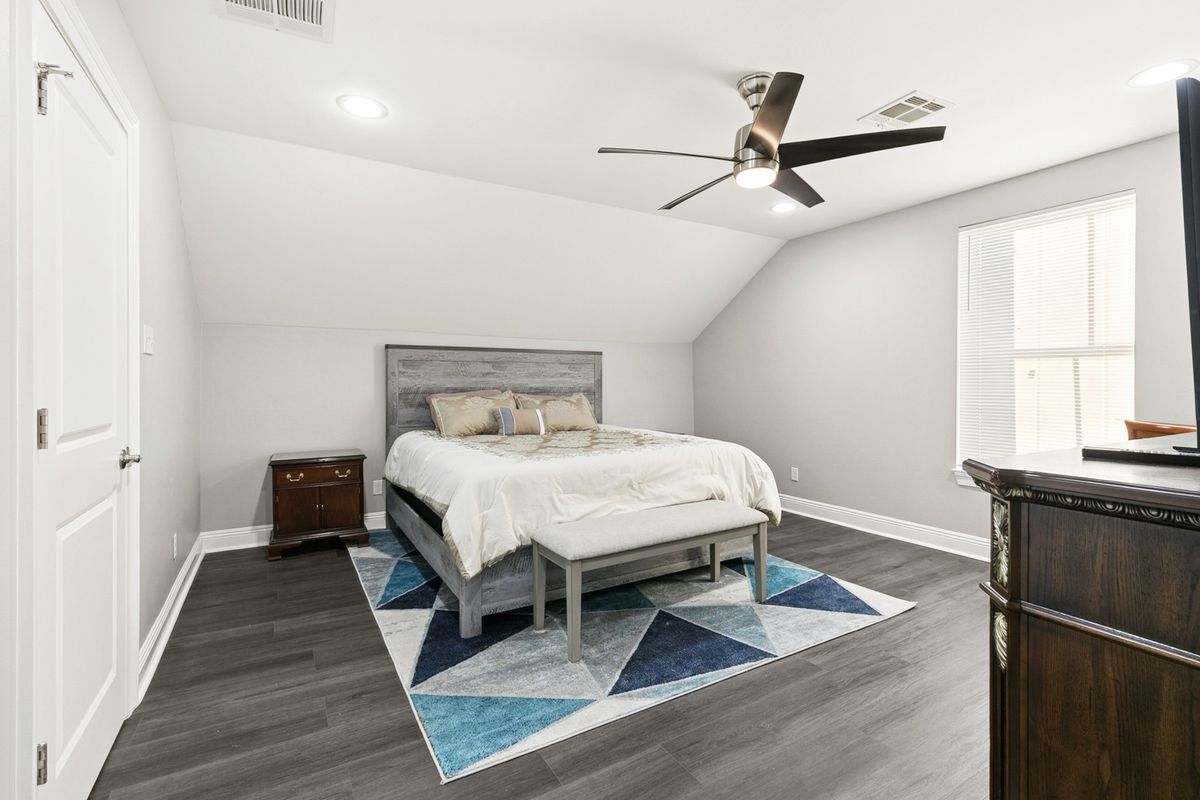 Building Photo - 2133 Dumaine St