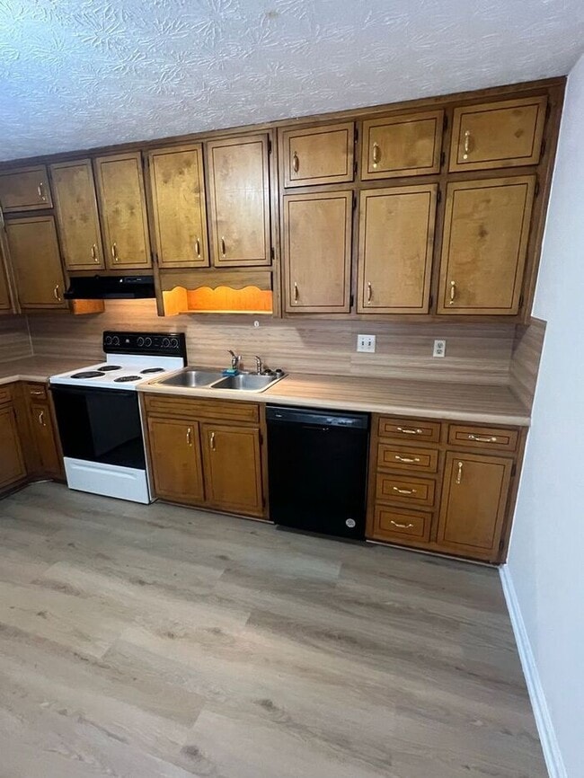 Building Photo - Finally 2 bedroom 1 bath ranch duplex available in Lawrenceville!!!