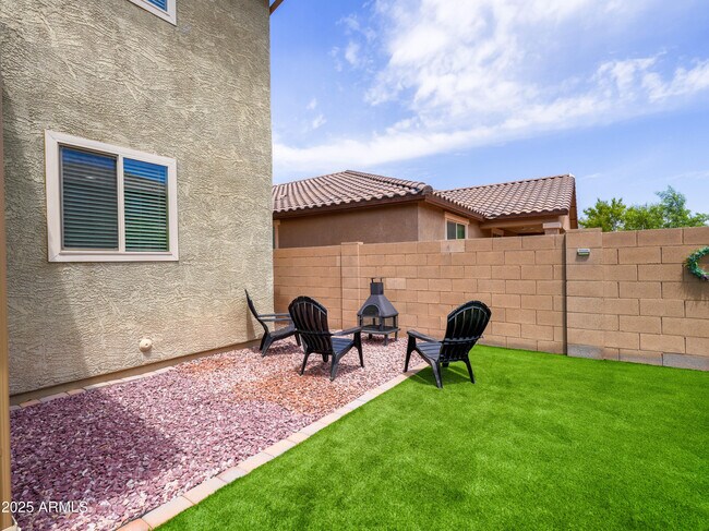 Building Photo - 761 W Desert Hollow Dr