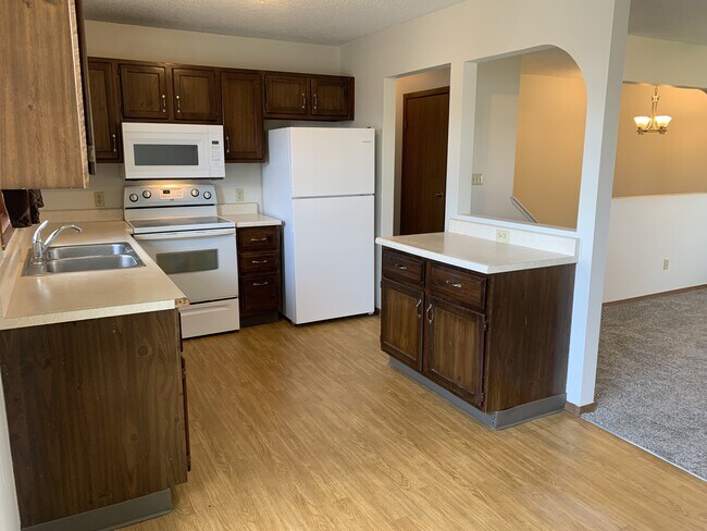 Building Photo - 800 Vassar Cir