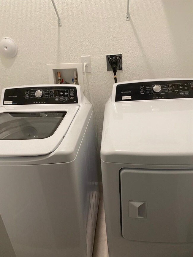 Building Photo - 185 SW 185th Way