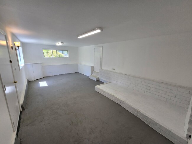 Building Photo - Large and stunning home in rural Sebastopol!