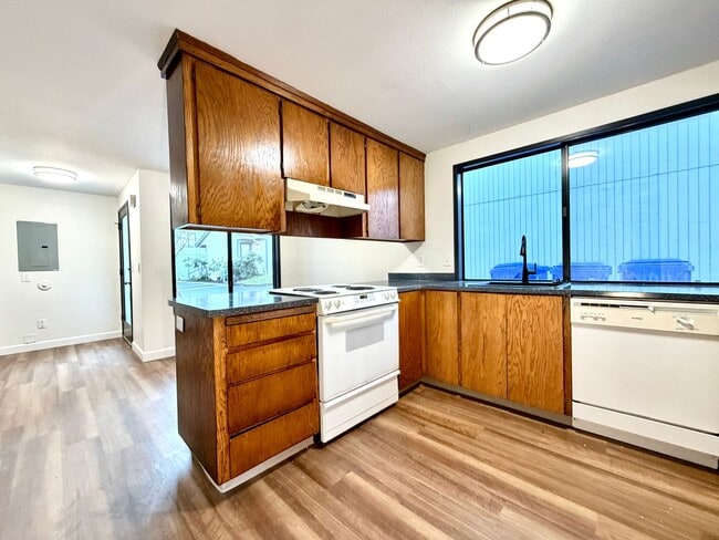 Building Photo - Spacious Townhouse in the Heart of Garden Home~ New LVP Flooring~ Washer/Dryer Hook-Ups~ A/C~ Lar...