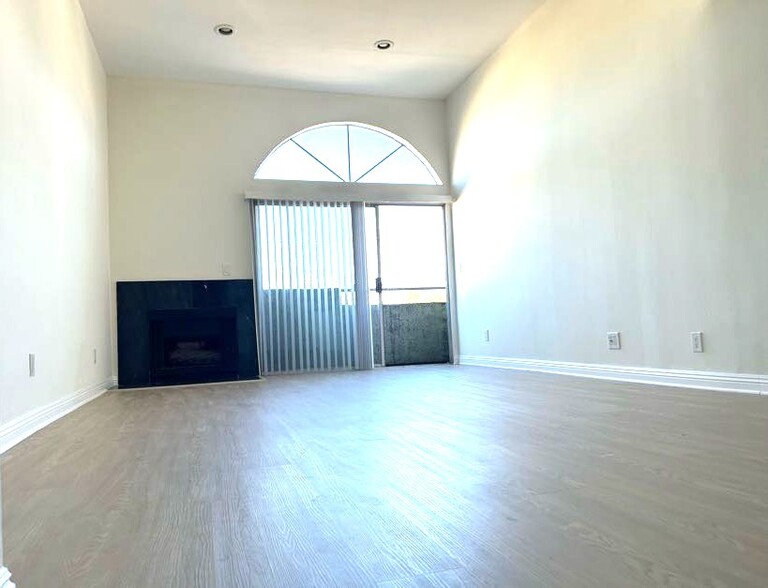 High ceilings - living room - Magnolia Terrace Apartments