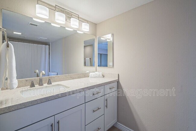 Building Photo - 10527 E Fanfol Ln