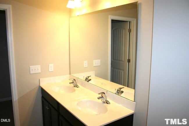 Building Photo - 805 Keystone Park Dr