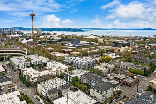 Building Photo - Bright Studio in Queen Anne!
