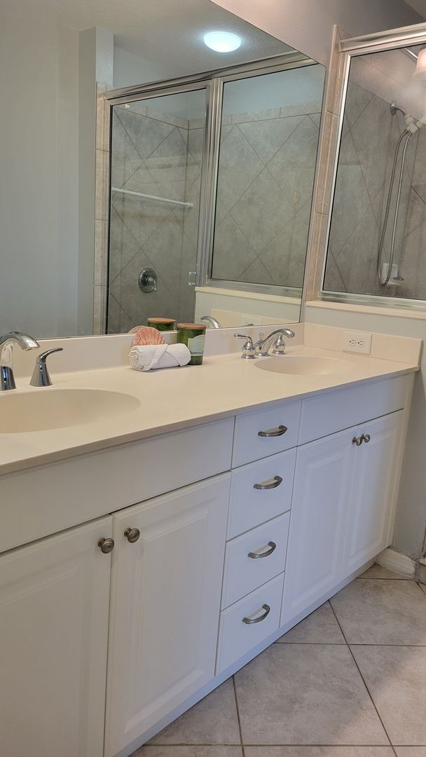 Building Photo - ANNUAL UNFURNISHED 2 bed 2 bath ground flo...