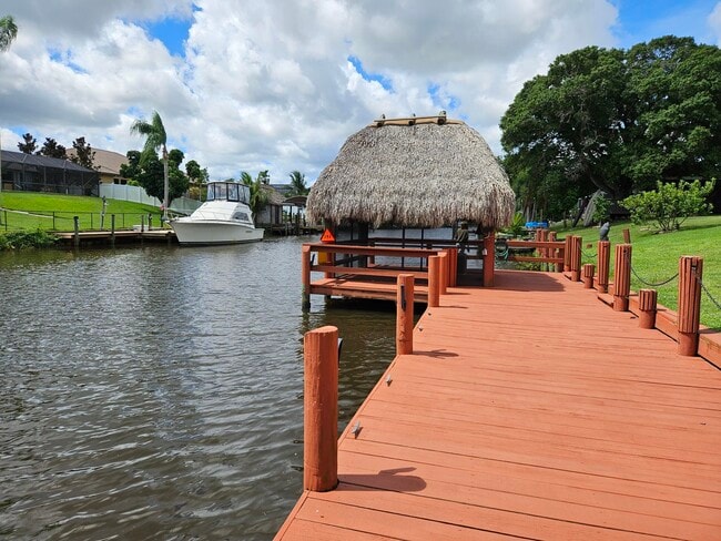 Building Photo - 382 SE Naranja Ave