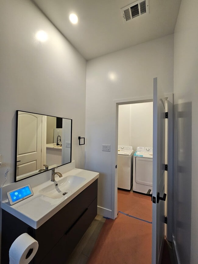 Building Photo - 886 Barri Dr