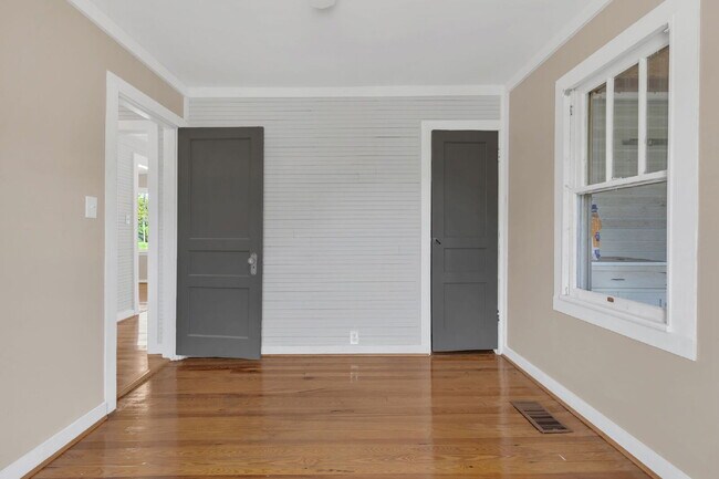 Building Photo - Freshly Painted and Renovated 2-Bedroom Ho...