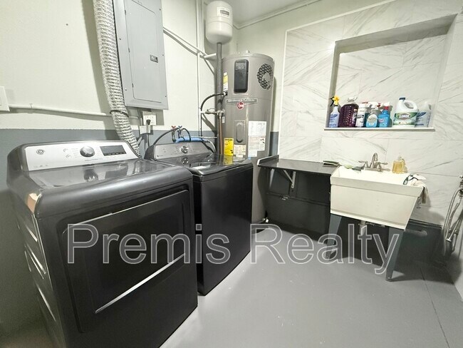 Building Photo - 2014 Pinehurst Dr