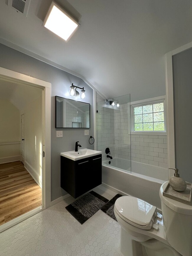 Building Photo - 3 bedroom, 2 bath, furnished Kingsport, TN