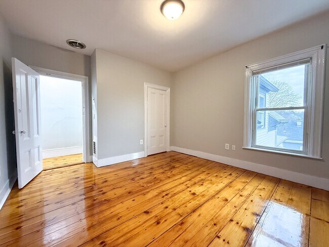 Building Photo - 173 Elm St