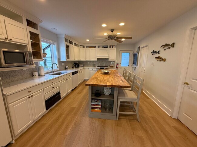 Building Photo - 4 S Iroquois Ave