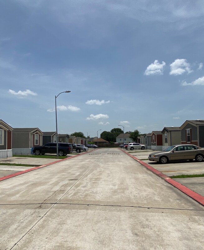 Building Photo - 1120 N Vista Dr